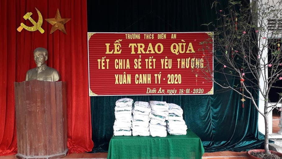 Lễ trao quà chương trình "Xuân ấm áp, Tết yêu thương" năm 2020
